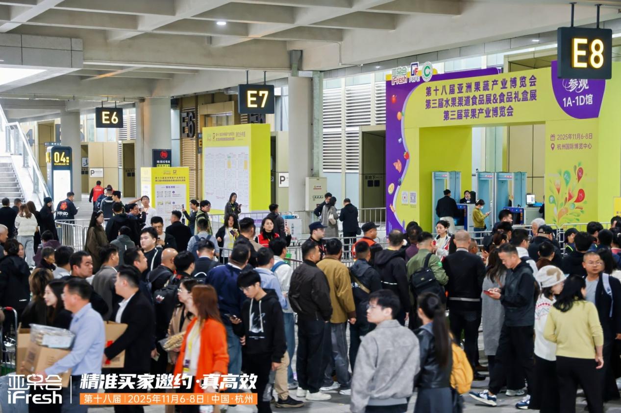 Trade visitors meeting at the iFresh Asia Fruit Expo